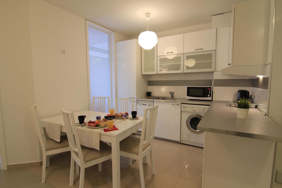 Kitchen or kitchenette, Dining area