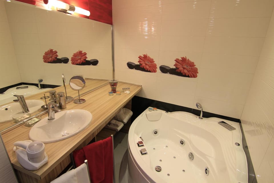 Bathroom, Spa and wellness centre/facilities, Decorative detail