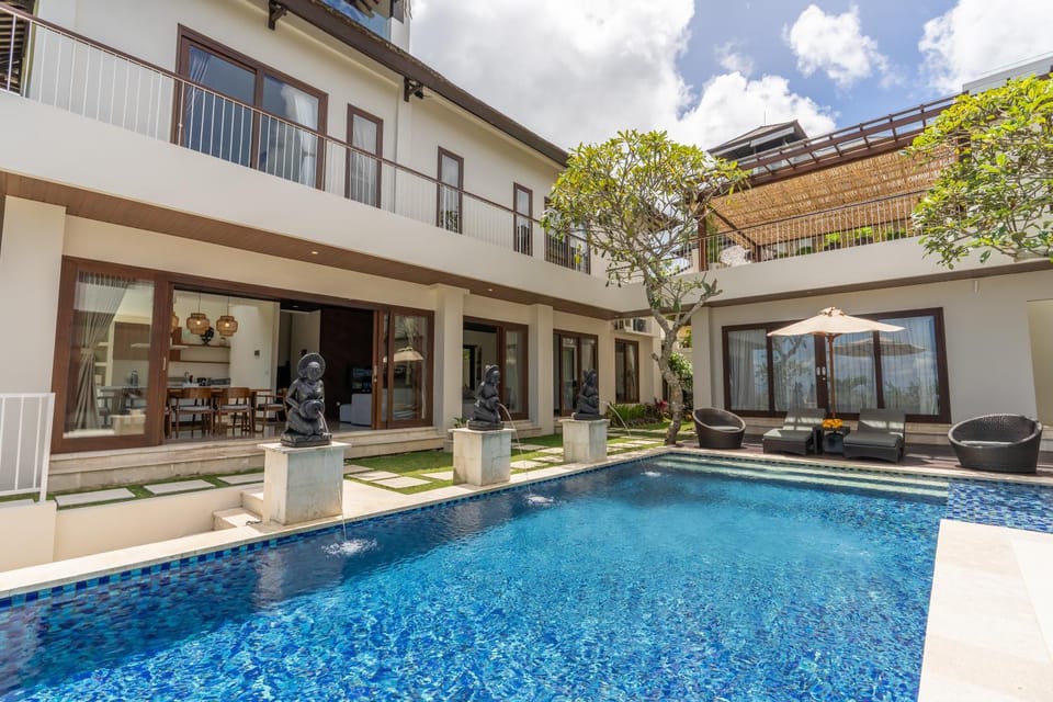 Pool view, Swimming pool, sunbed