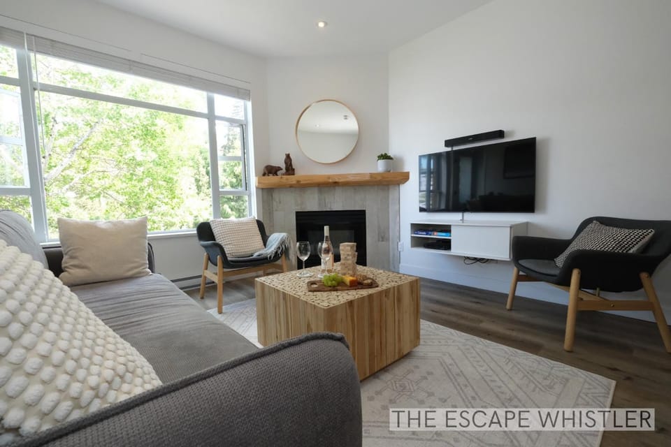 TV and multimedia, View (from property/room), Living room, Seating area, Garden view, Mountain view