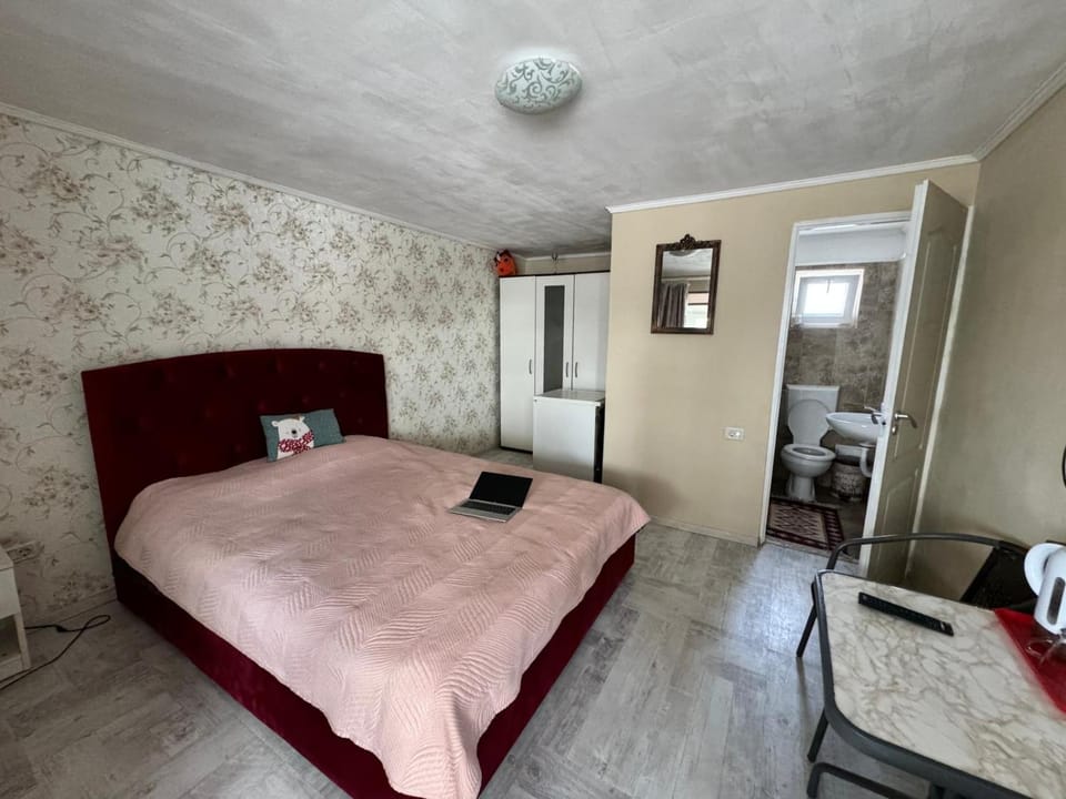 Bed, TV and multimedia, Photo of the whole room, Bedroom, towels