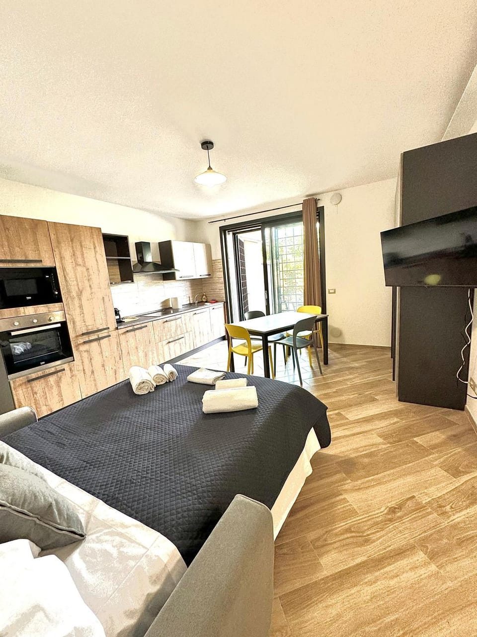 Bed, TV and multimedia, Kitchen or kitchenette, oven, stove