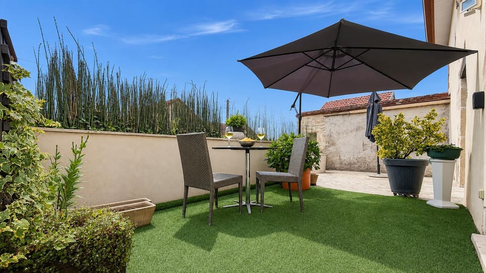 Patio, Garden, Dining area