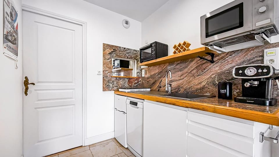 Coffee/tea facilities, dishwasher, oven, stove