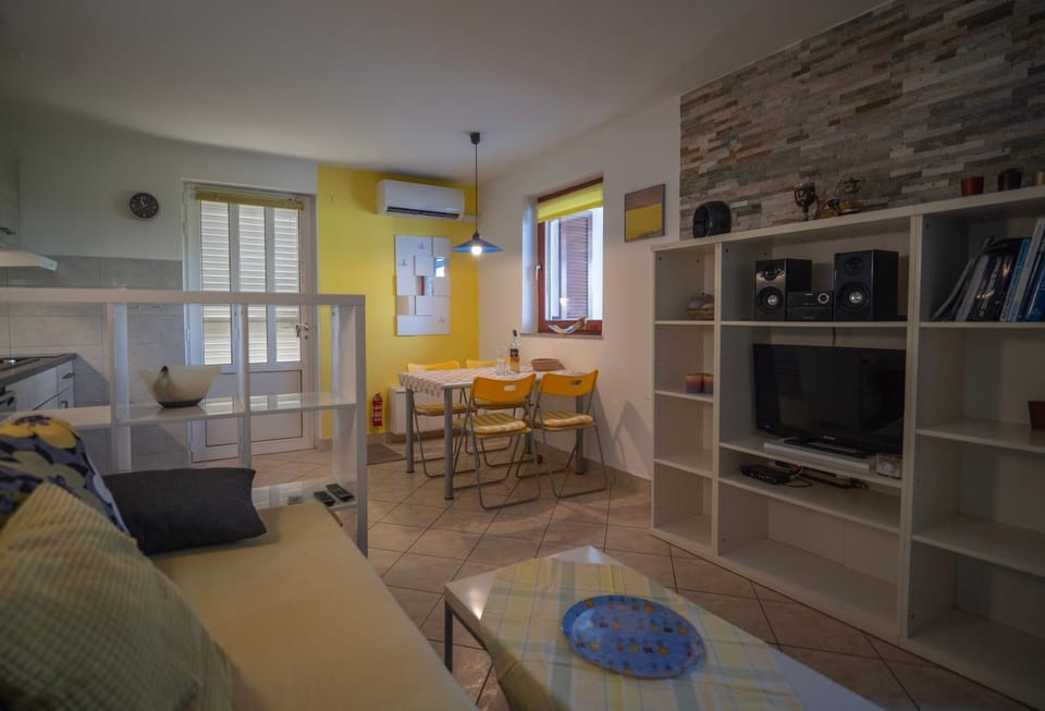 Summer Breeze with private garden and grill Apartment in Primorje-Gorski Kotar County