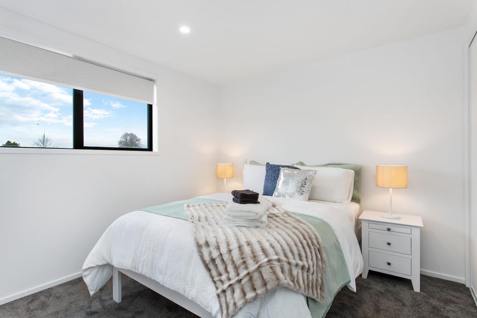 Prime Location Cosy Warm Free Off Street Park Apartment in Christchurch