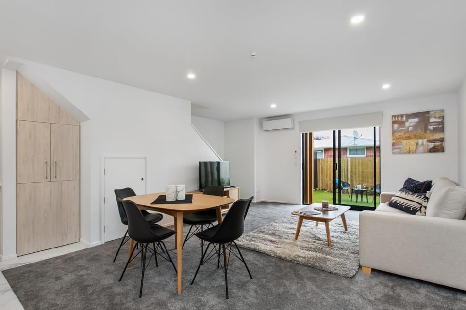 Prime Location Cosy Warm Free Off Street Park Apartment in Christchurch