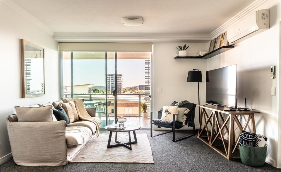 Cove Village Living, Pool & Walk to Beach Apartment in Palm Beach