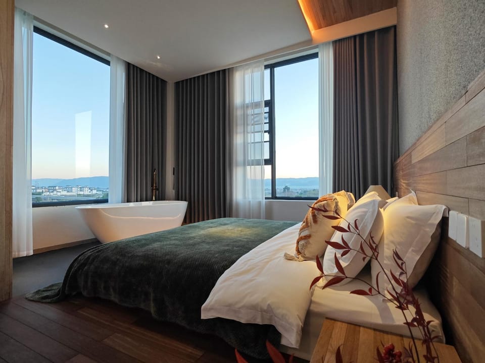 Bed, Bedroom, Lake view, Mountain view, Bath