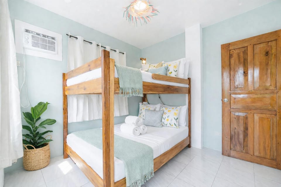 Bed, Photo of the whole room, bunk bed, towels