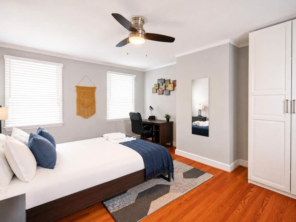 Charming Townhouse Retreat by CozySuites House in Alexandria