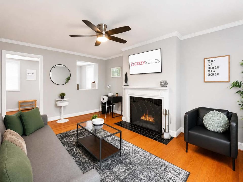 Charming Townhouse Retreat by CozySuites House in Alexandria