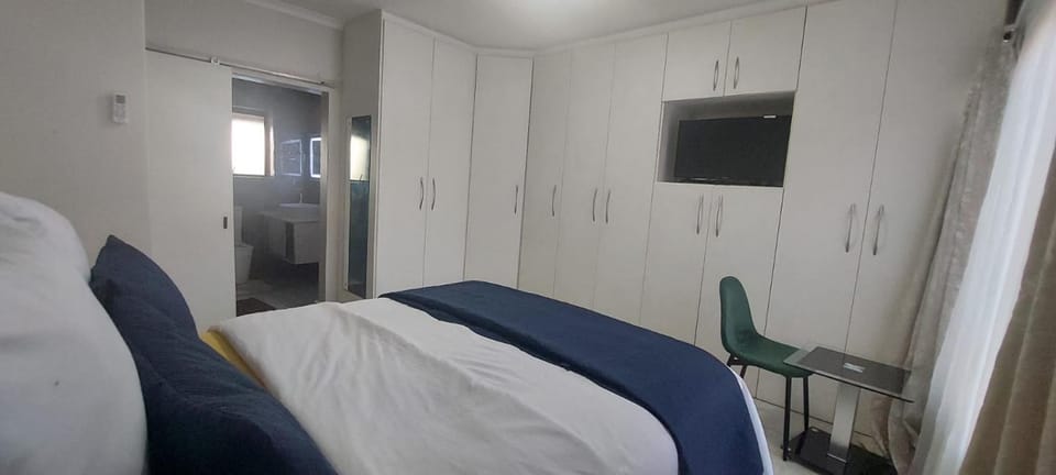 Maglovir 5 ROOMS BULK Bed and Breakfast in Cape Town