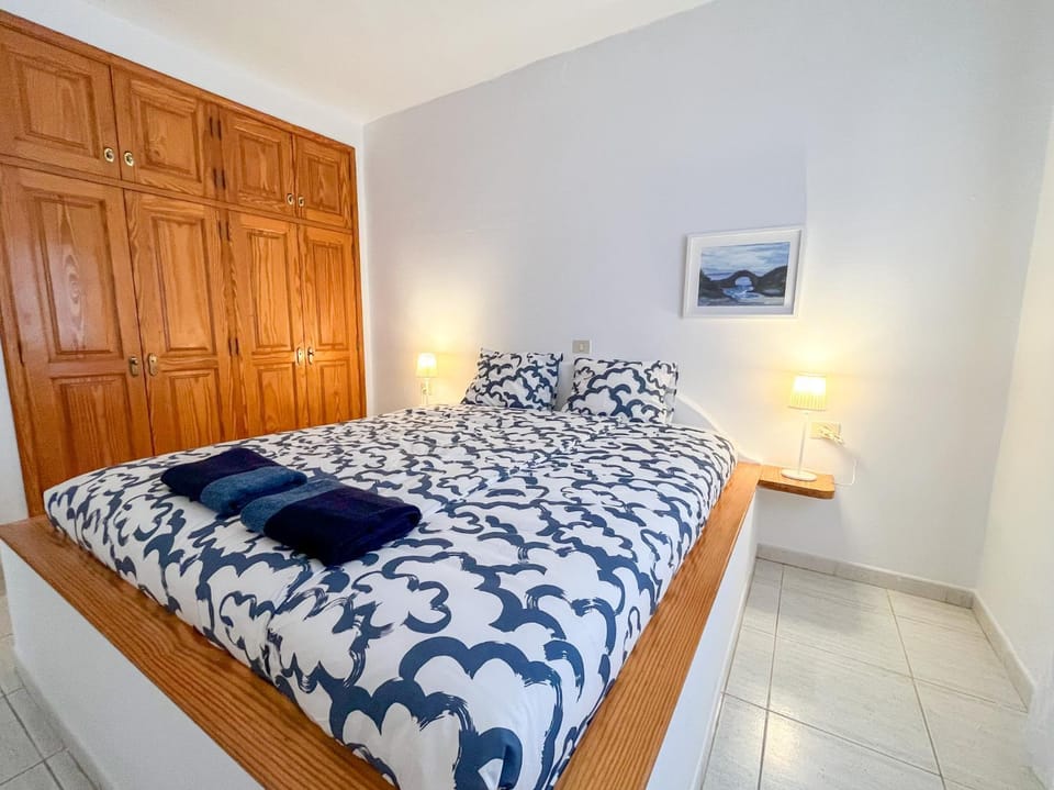 Bed, Bedroom, towels, wardrobe