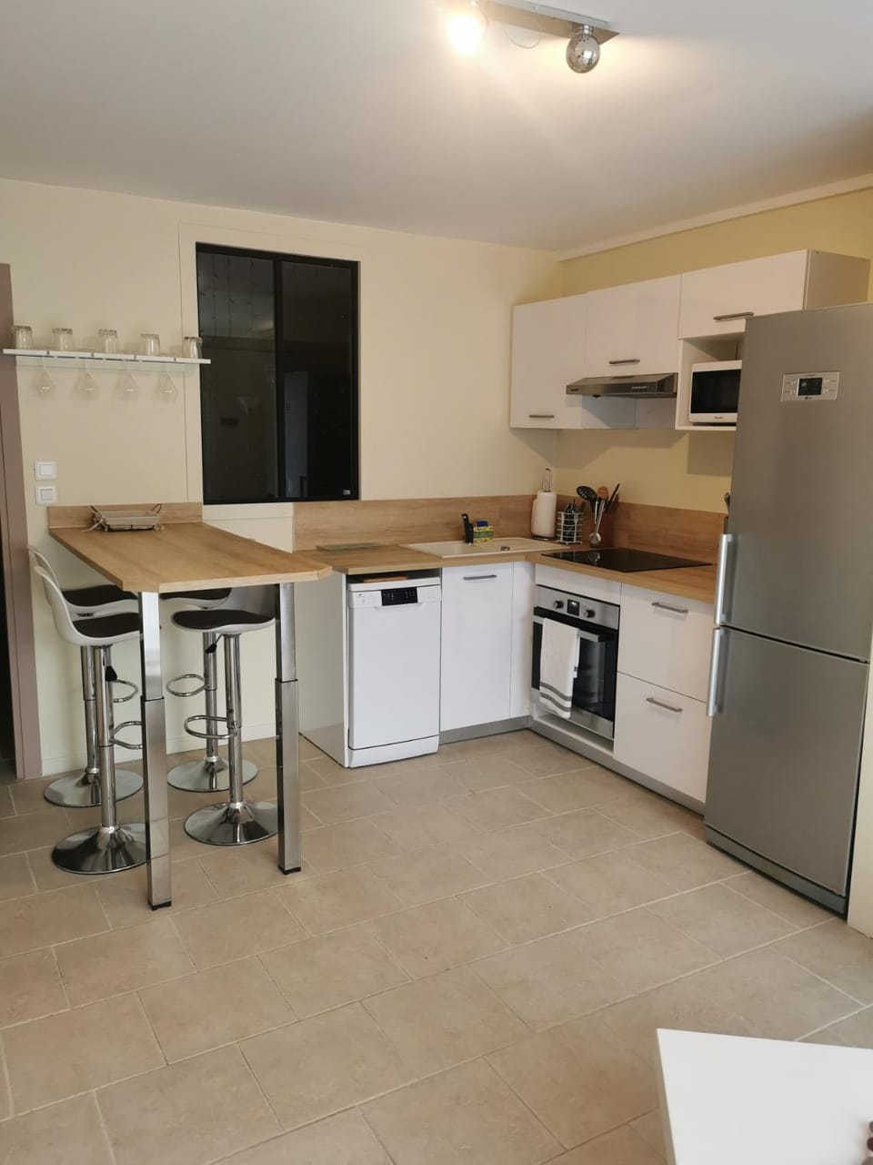 Coffee/tea facilities, Kitchen or kitchenette, Dining area, dishwasher, oven, stove, toaster