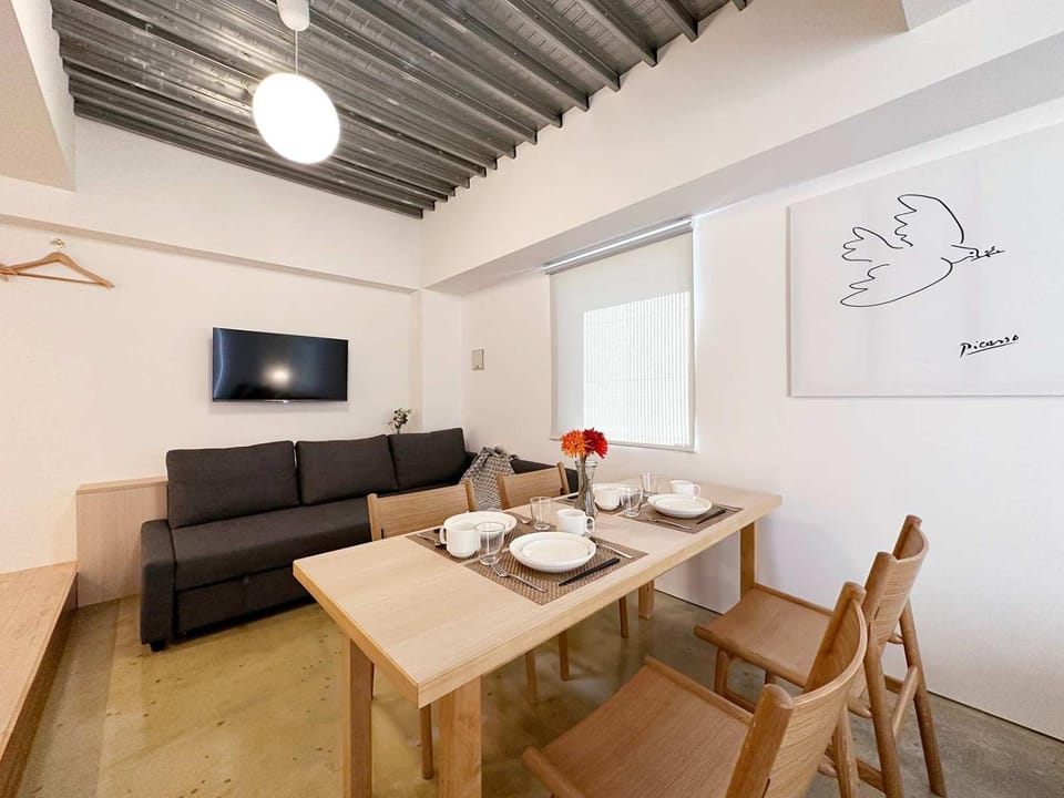 TV and multimedia, Living room, Seating area, Dining area