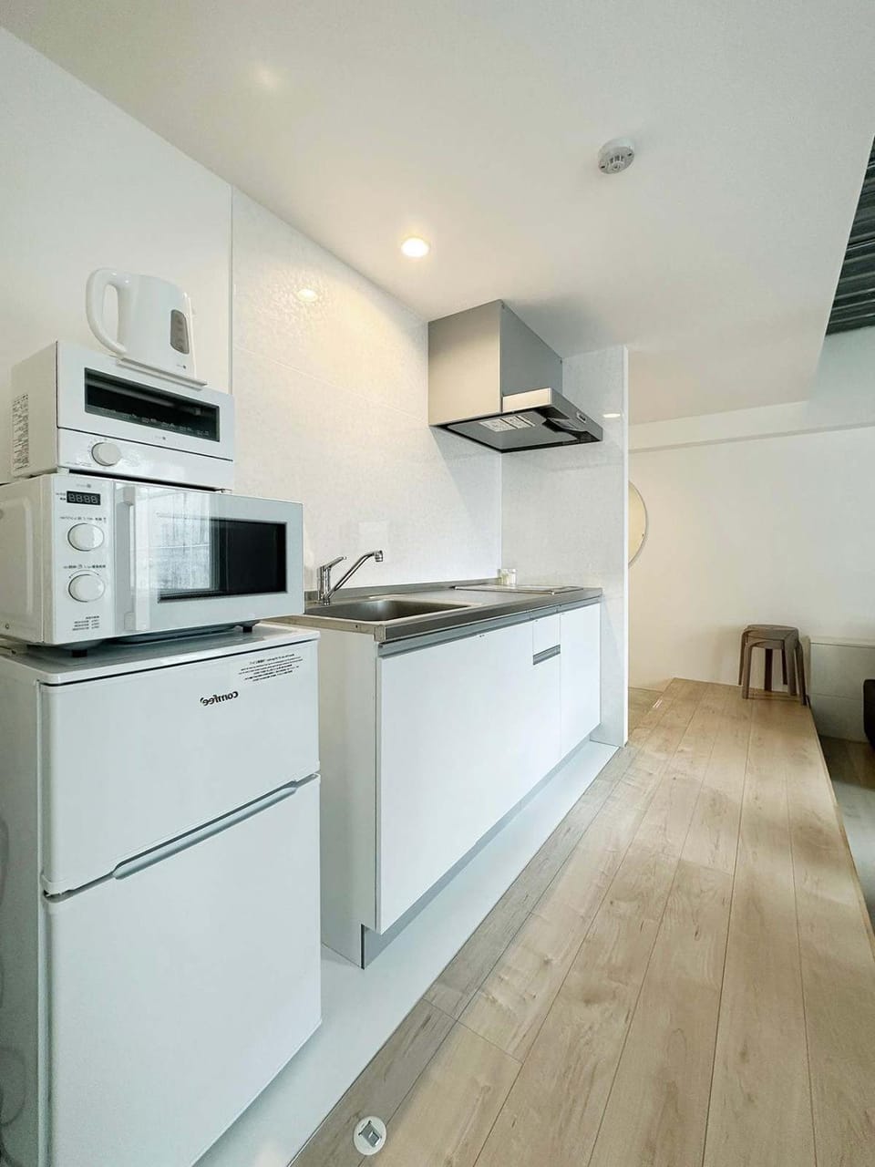 Kitchen or kitchenette, microwave, minibar, stove, toaster