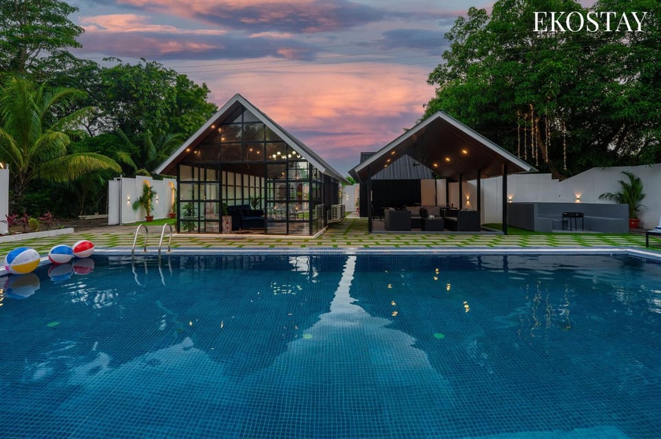 Property building, Day, Pool view, Swimming pool, sunbed