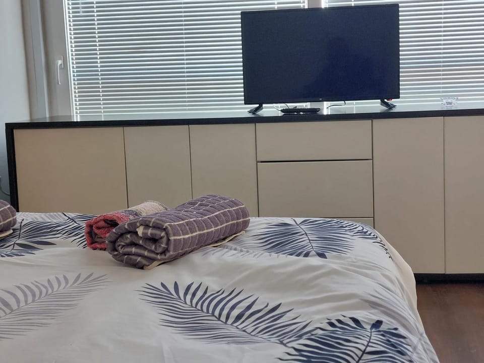 Bed, TV and multimedia, Photo of the whole room, Bedroom, towels
