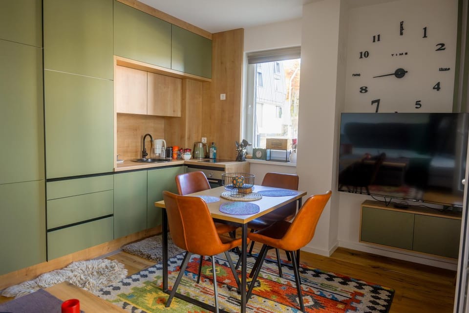 TV and multimedia, Kitchen or kitchenette, Seating area, Dining area, oven, stove