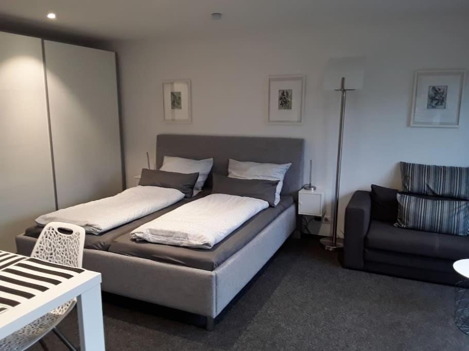 Modernes 1 Zimmer Studioapartment in ruhiger zentrumsnaher Lage - free parking Apartment in Tübingen