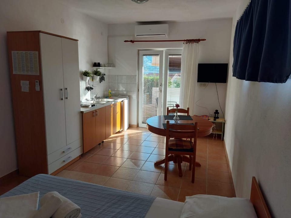 Seating area, kitchen
