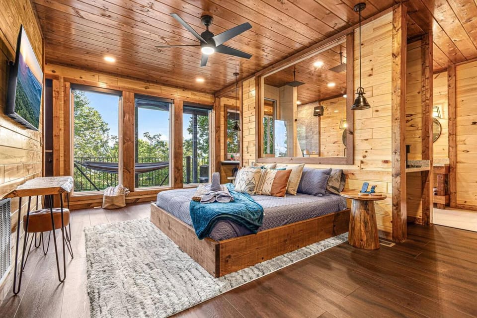 Bed, Natural landscape, TV and multimedia, Photo of the whole room, Bedroom