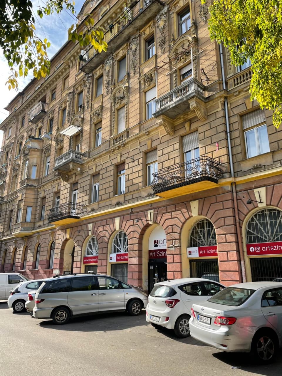 Property building, Day, Neighbourhood, Street view, Location, Parking