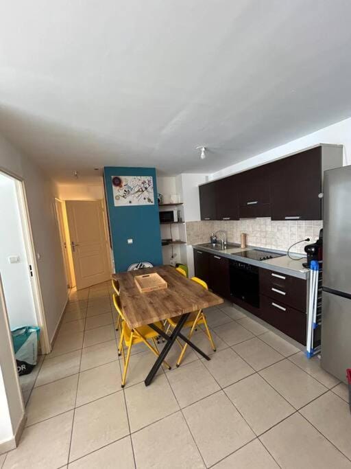 Kitchen or kitchenette, Dining area, oven, stove