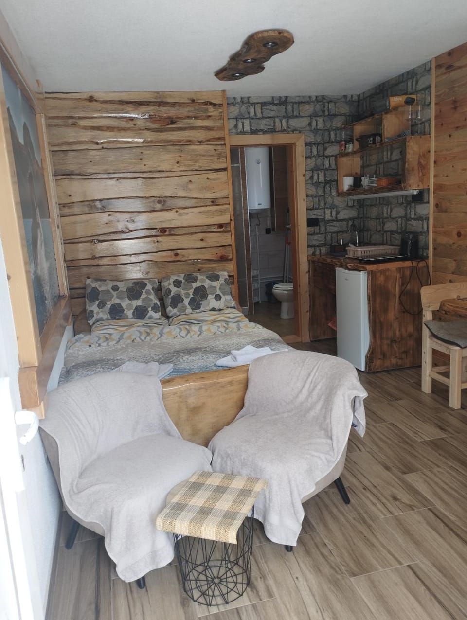 Photo of the whole room, Seating area