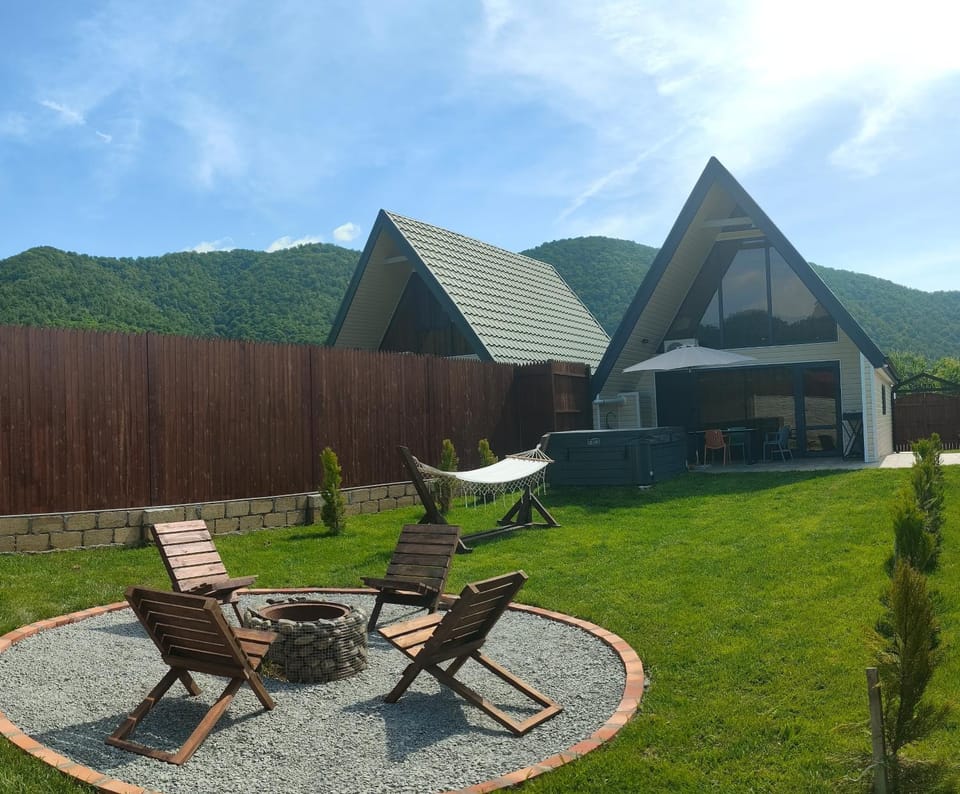Property building, Patio, Day, Natural landscape, Garden, Garden view, Mountain view, sunbed