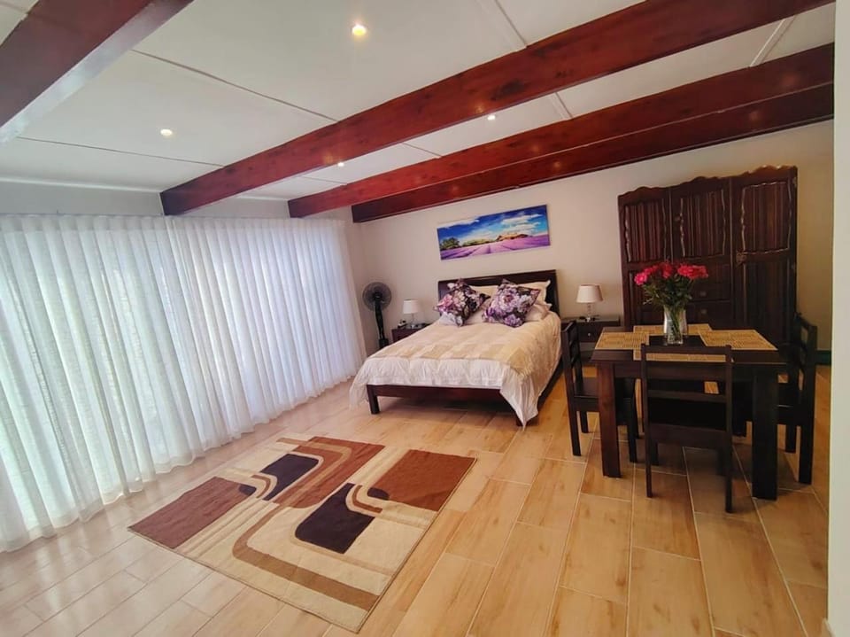 Bed, Living room, Photo of the whole room, Seating area, Dining area, Bedroom