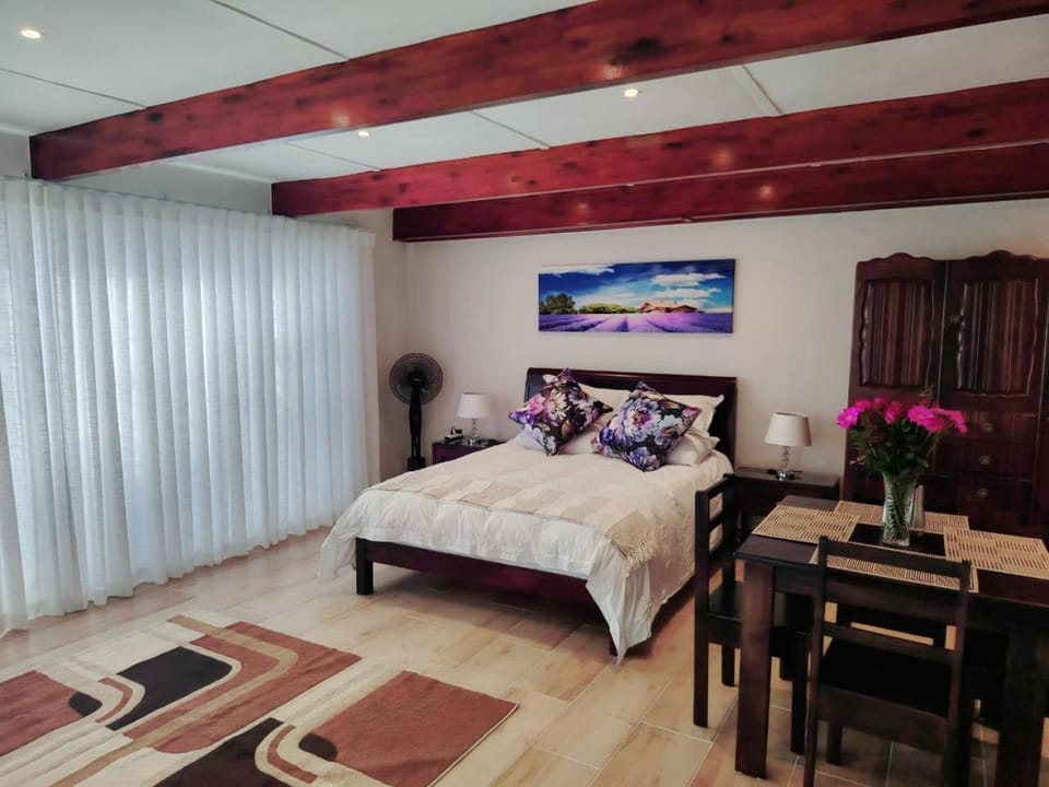 Bed, Living room, Photo of the whole room, Seating area, Bedroom