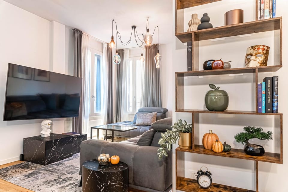 Communal lounge/ TV room, Library, TV and multimedia, Living room, Seating area, Evening entertainment
