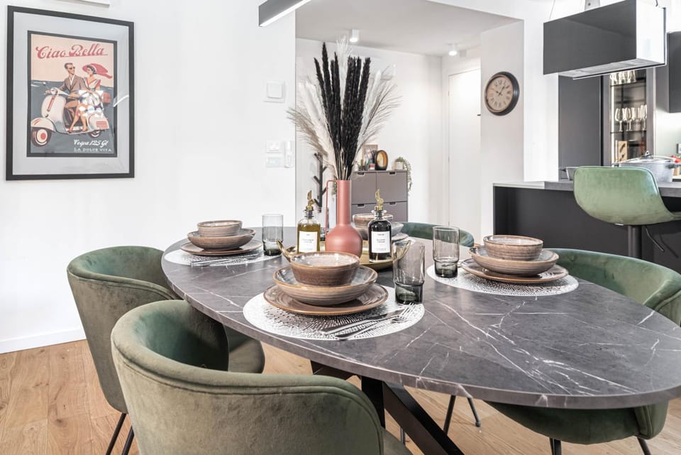 Seating area, Dining area, Food