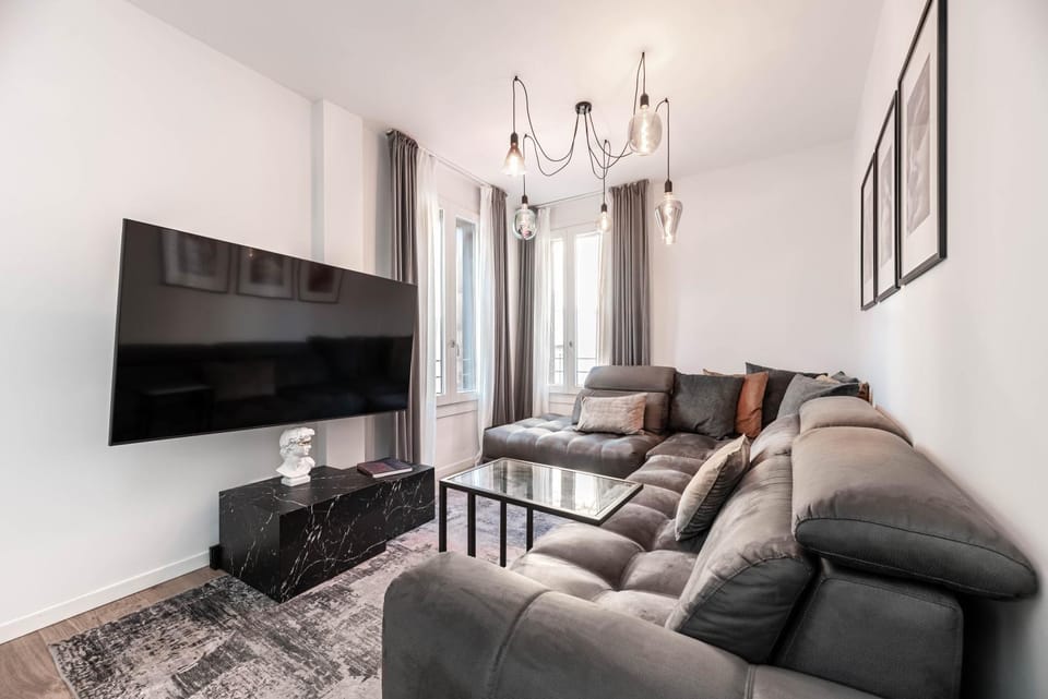 Communal lounge/ TV room, TV and multimedia, Living room, Seating area, Evening entertainment