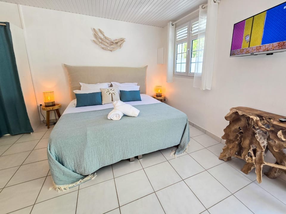 Bed, TV and multimedia, towels