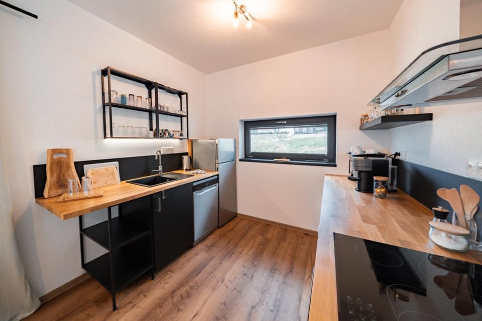 Coffee/tea facilities, Kitchen or kitchenette, dishwasher, oven, stove, toaster