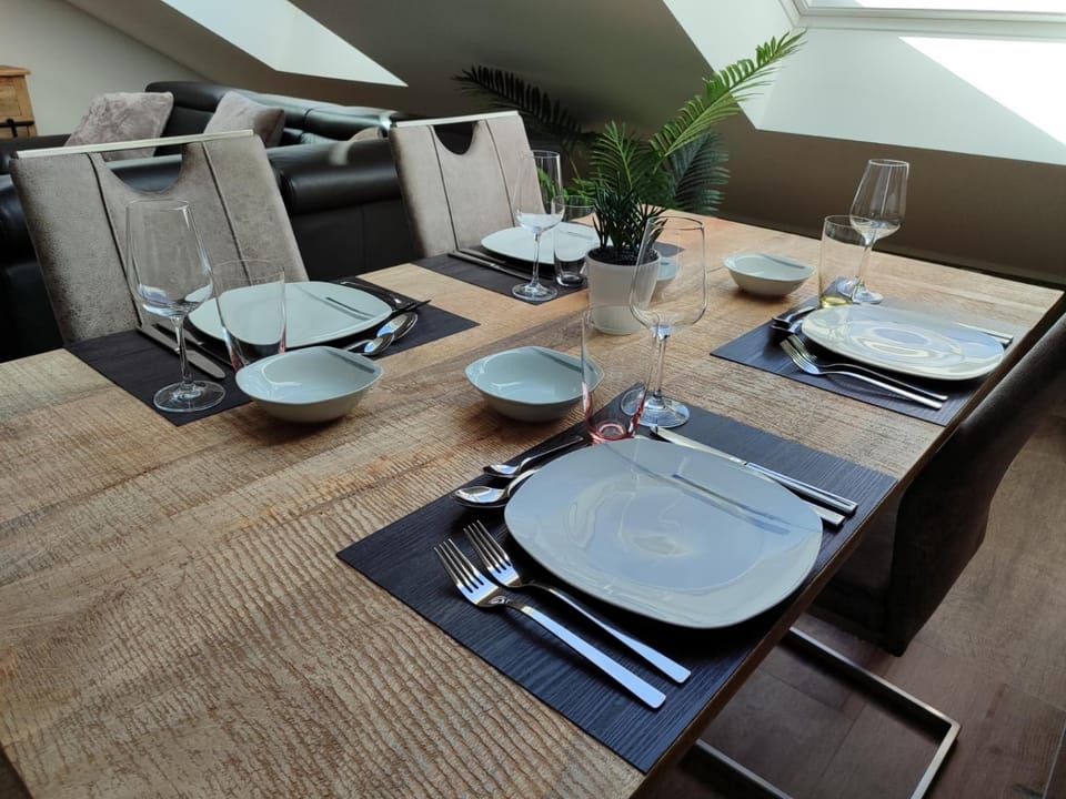 Seating area, Dining area, Food