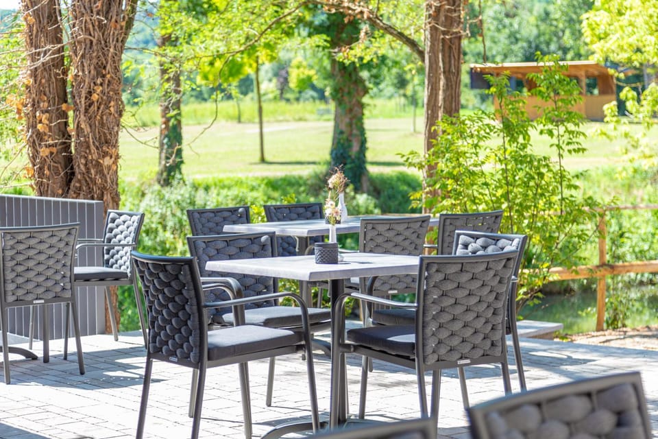 Restaurant/places to eat, Garden, Dining area