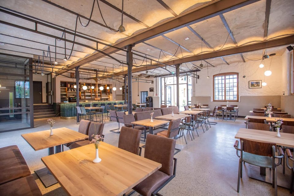 Restaurant/places to eat, Restaurant/places to eat, Lounge or bar, Banquet/Function facilities