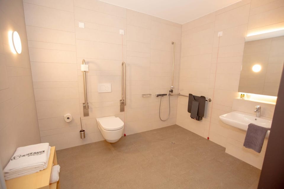 Shower, Toilet, Bathroom, towels