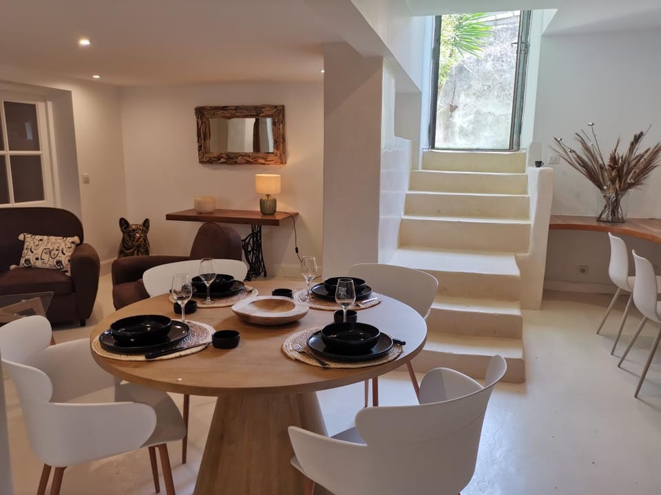 Seating area, Dining area