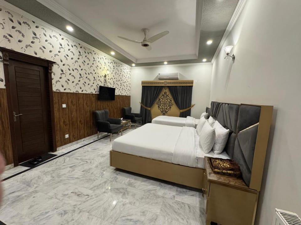 Bed, TV and multimedia, Living room, Photo of the whole room, Seating area, Bedroom, fireplace, towels, wardrobe, air conditioner