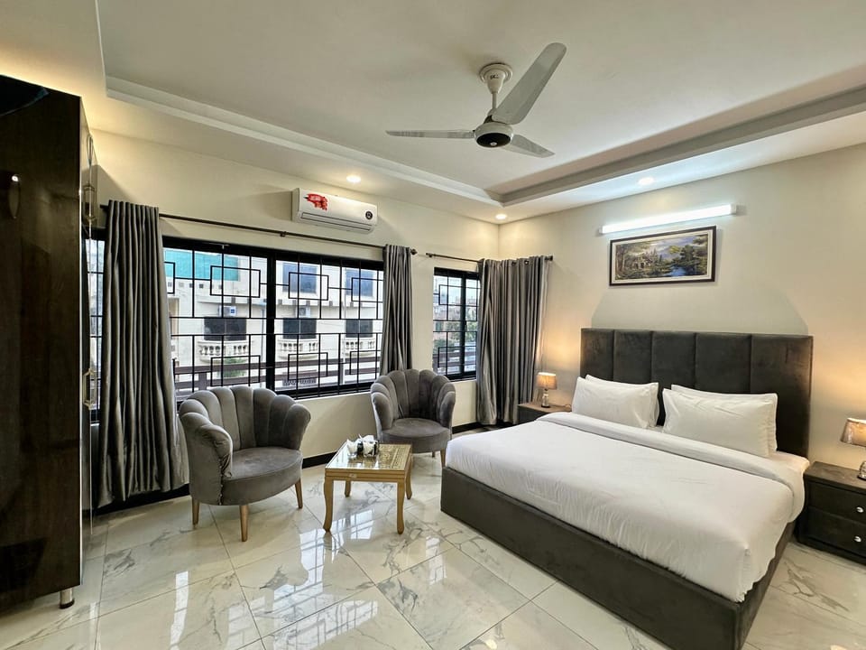 Bed, TV and multimedia, Living room, Photo of the whole room, Bedroom, air conditioner