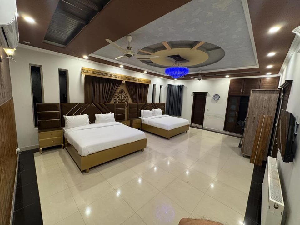 Communal lounge/ TV room, Bed, TV and multimedia, Living room, Photo of the whole room, Seating area, Evening entertainment, Bedroom