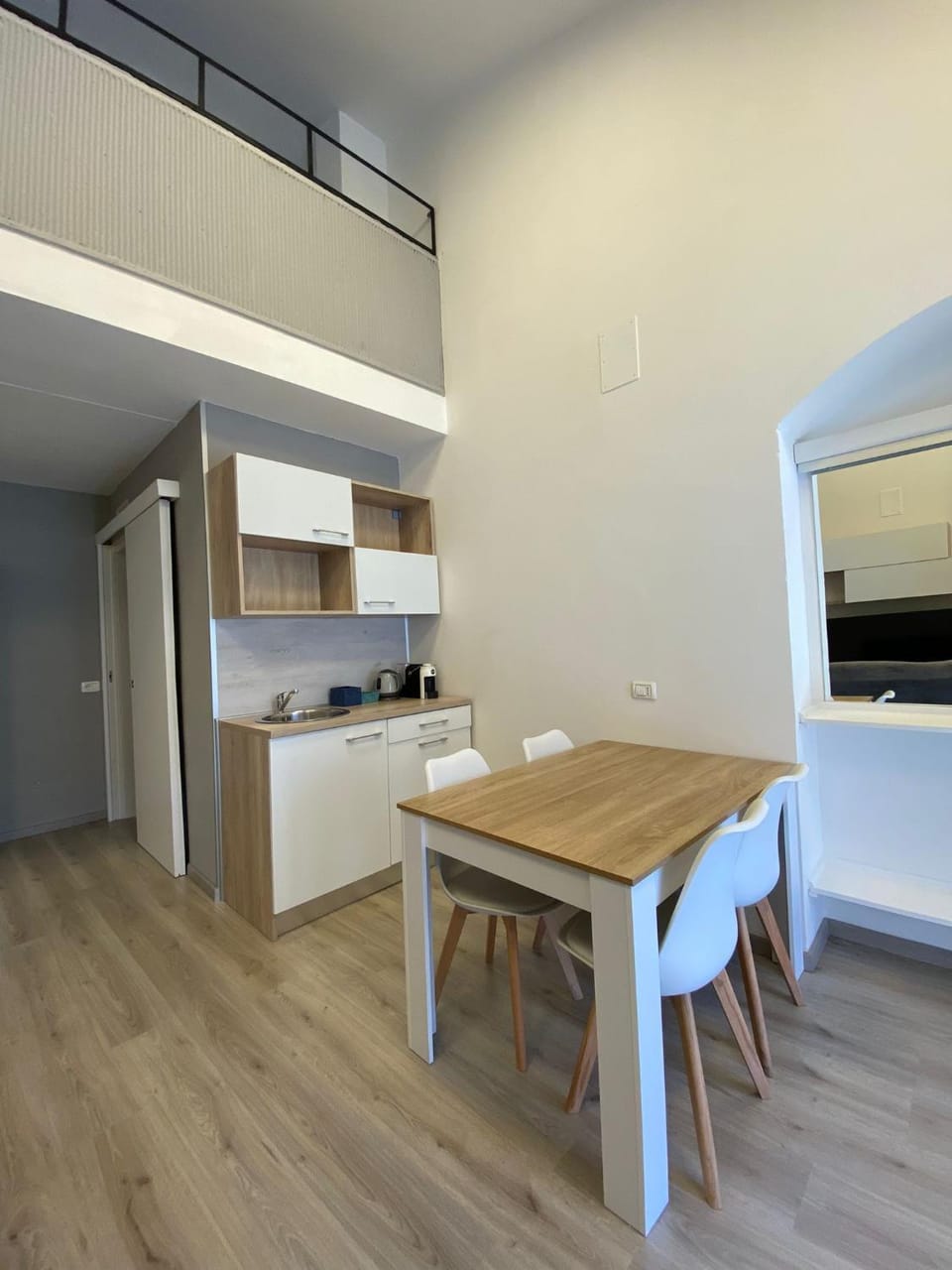 Kitchen or kitchenette, Dining area, stove
