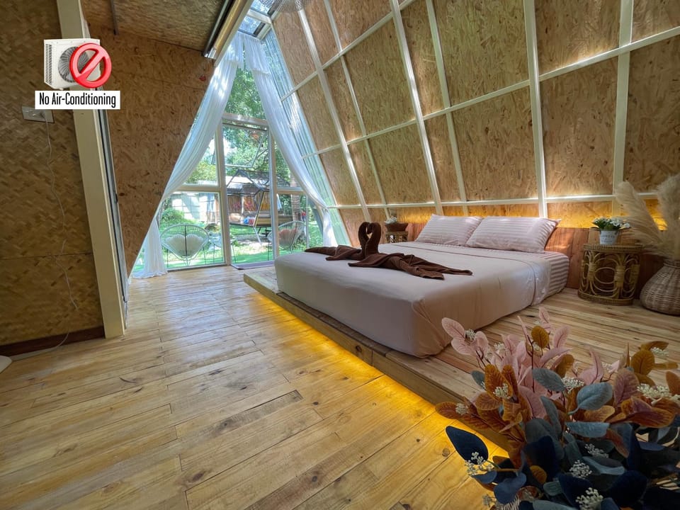 Bed, Photo of the whole room, Decorative detail, Bedroom