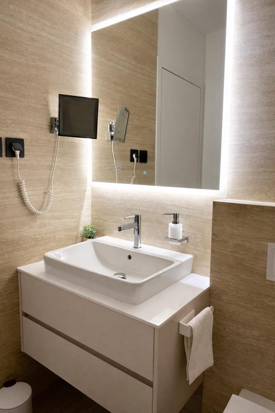 Serenity Luxe studio - King bed, Free parking garage Apartment in City of Zagreb