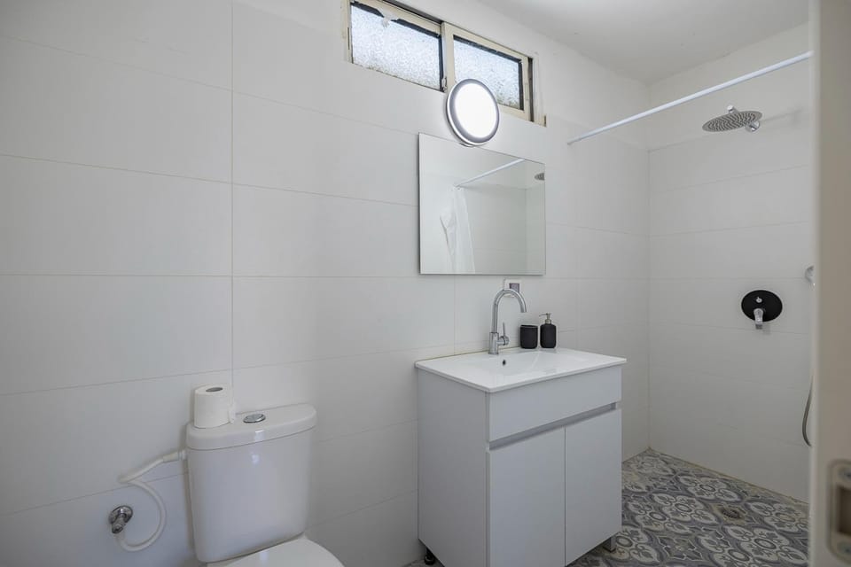 Shower, Toilet